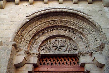 Timpano de San Pedro el Viejo en el casco historico de Huesca