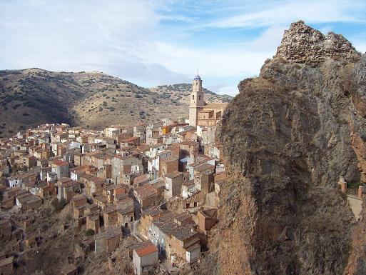 Panorámica con calles típicas de Moros agrupadas sobre una montaña