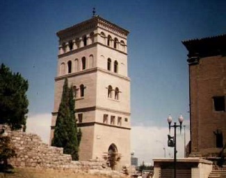 Torre de La Zuda junto a las Murallas Romanas de Zaragoza