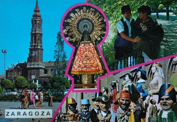 Tarjeta de la decada de los años 60 del siglo pasado, con elementos típicos de zaragoza, incluyendo los Gigantes y Cabezudos delante del ayuntamiento
