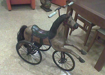 Un lindo caballito en un escaparate de Zaragoza