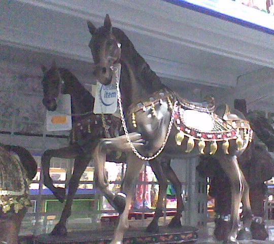 Un lindo caballito en un escaparate de Zaragoza