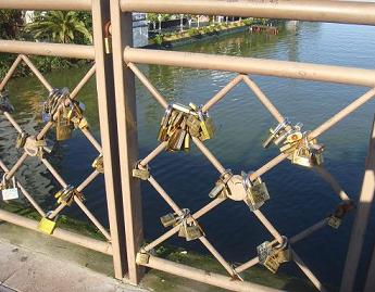 Candados como promesas de amor en el Puente de San Telmo de Sevilla