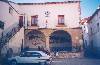 La Plaza Mayor de Castel de Cabra, con la fachada de la Casa Consistorial