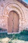 Puerta, hecha en arco románico, siglos XIII y XVI Castel de Cabra