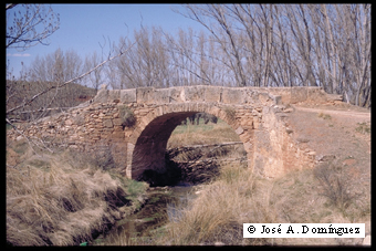 Puente sobre el río Huerva en el término de Cucalón