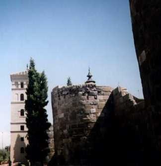 Murallas Romanas de Zaragoza junto a la Zuda